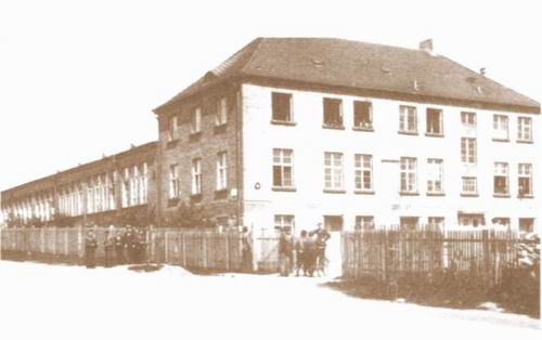 Budynek szko³y zawodowej przy ul. Wojska Polskiego, koniec lat 40-tych lub pocz±tek 50-tych.